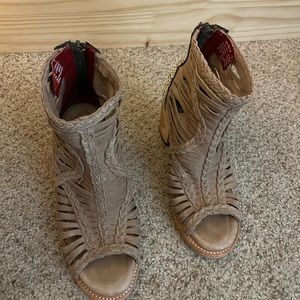 Bela size 7 freebird by Steven color tan/stone